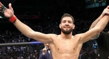 Имавов неожиданно нокаутировал Исраэля Адесанью на турнире UFC